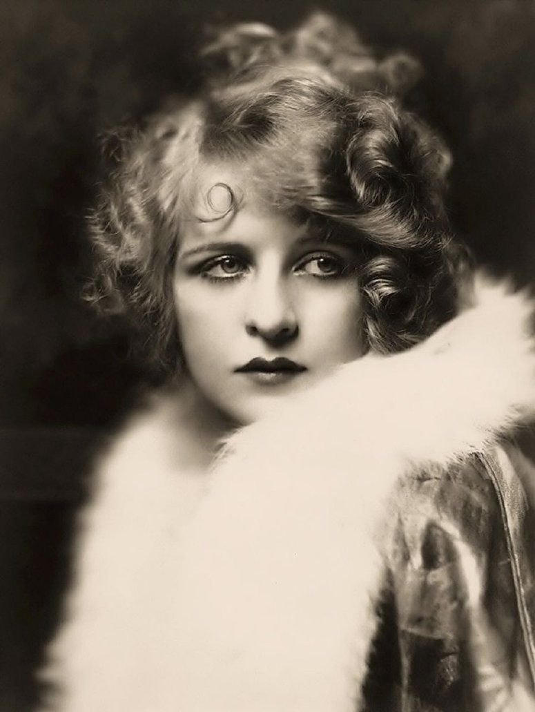Alfred Cheney Johnston_1927_Ziegfeld Follies Girls_Myrna Darby.jpg